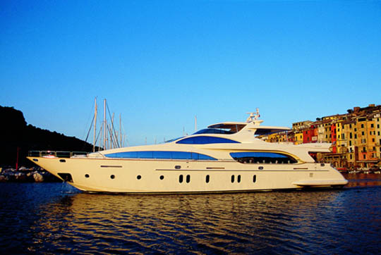 ... for a brief tour of this sensational and stylish new launch from Azimut. ... for a brief tour of this sensational and stylish new launch from Azimut.