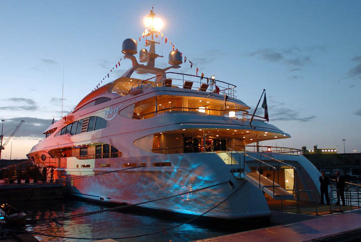 Benetti Yachts Via Coppino 104, 55049, Viareggio Italy www.benettiyachts.it Benetti Yachts Via Coppino 104, 55049, Viareggio Italy www.benettiyachts.it