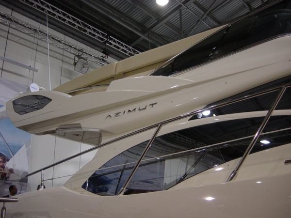 Azimut 43 - A massive flybridge, big enough to be a 50 footer, nice interior ... Azimut 43 - A massive flybridge, big enough to be a 50 footer, nice interior ...