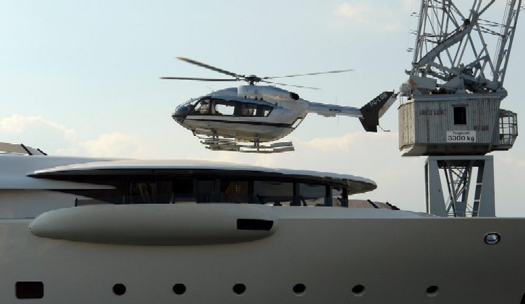 Une nouvelle idée super yacht 70 m le WM70 - Page 2 15286-yacht-helicopters-my-pelorus-2