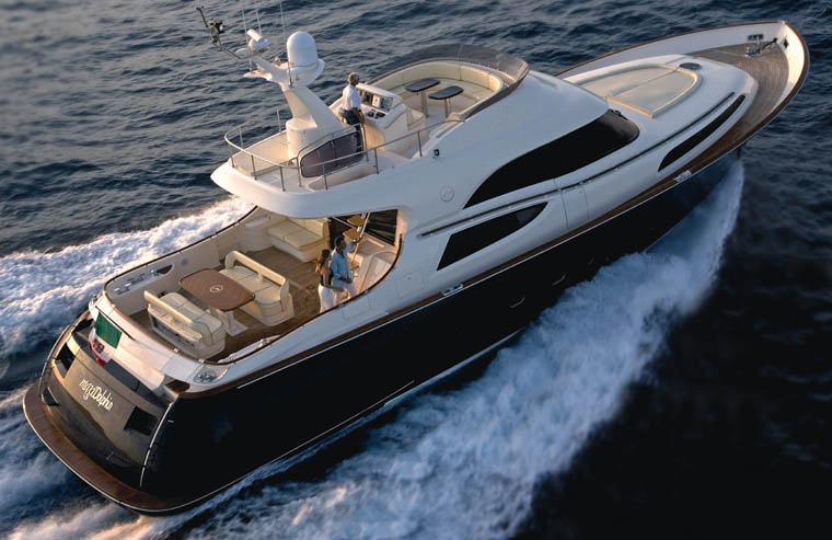 11740-review-mochi-74-dolphin-running-over-stern.jpg