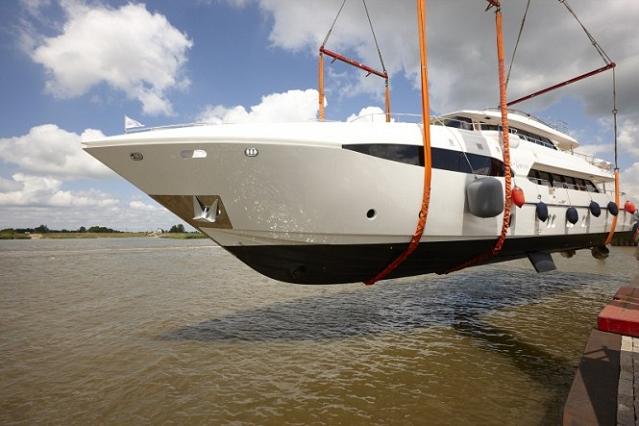 120ft-Motor-yacht-Crystal-by-Dixon-Yacht-Design-launched-by-Moonen-Yachts-5-665x443.jpg