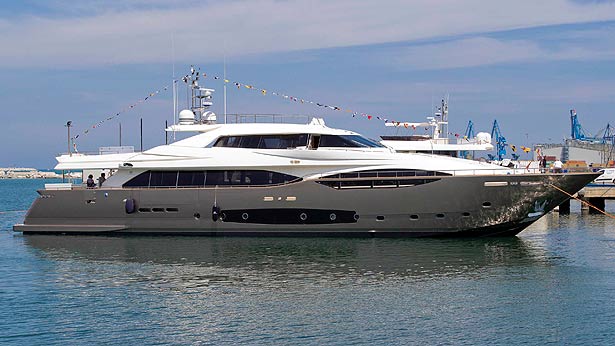 custom-line-124-hull-3-yacht.jpg