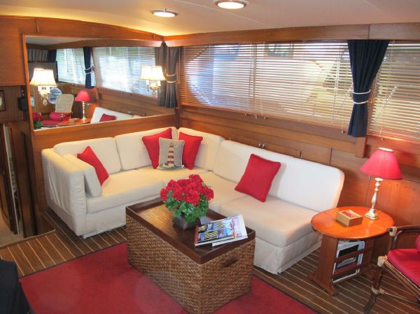 saloon sofa.jpg
