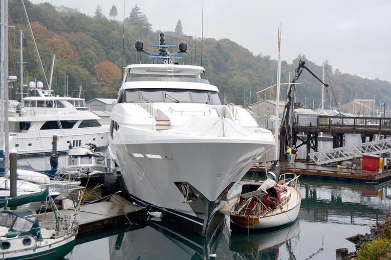 blue yacht hits dock