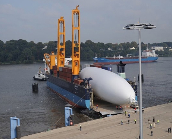 Zeppelin shiploading.jpg